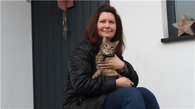 Nina Blome mit Kater Gerri. Die Tarmstedterin kümmert sich um Streuner und fordert eine Kastrationspflicht für Katzen, um das Elend der Vierbeiner zu beenden.