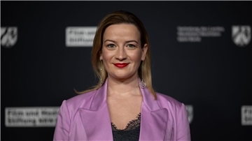 Nina Gummich spielt die Hauptrolle in der Krimi-Reihe „Theresa Wolff“. Als titelgebende Forensiker wird sich nach der Episode „Passion“ noch ein weiteres Mal zu sehen sein, bis ein neues Team beim Thüringen-Krimi des ZDF übernimmt. (Archivbild)