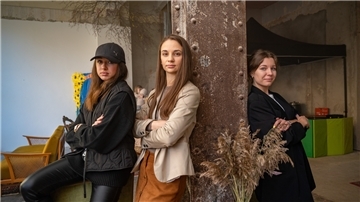 Nina Horodylova, Olga Derevianko und Anja Tolpekina (von links) sind vor den Bomben geflüchtet.
