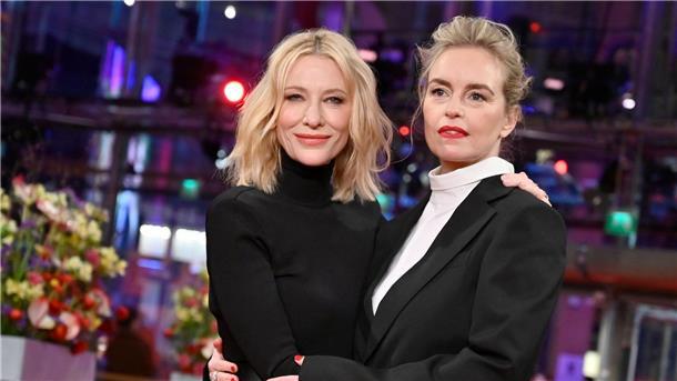 Nina Hoss (r) und Schauspiel-Kollegin Cate Blanchett auf der Berlinale.