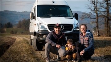 Nina Kogej mit Ehemann Simon und Sohn Ren - und dem Camper, der ein Stück Heimat ist.
