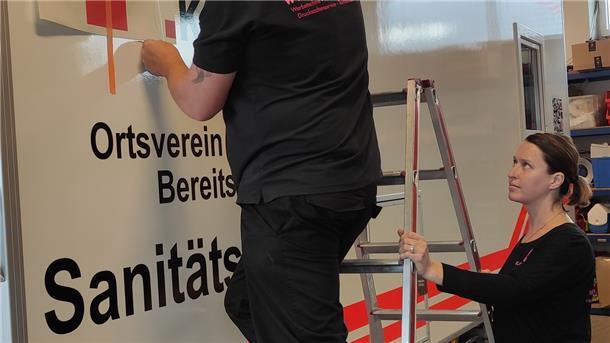 Helfer aus Tarmstedt freuen sich über neue Sanitätsstation Nina und Bastian Pommert von der Firma 4-Elements bekleben die neue Sanitätswachstation im DRK-Bereitschaftsgebäude in Tarmstedt.