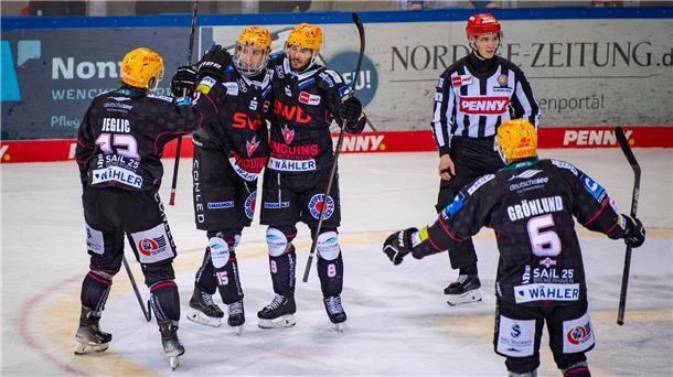 Vier Tore und trotzdem kein Sieg für die Pinguins Jubelnde Eishockeyspieler