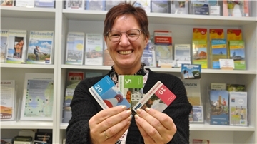 NMT-Mitarbeiterin Svenja Faehse mit den Nordenham-Gutscheinen, die im Angebot sind. Die Gutscheine sind so beliebt, dass sie jetzt in der Vorweihnachtszeit knapp werden.