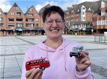 Frau mit Spielzeugautos