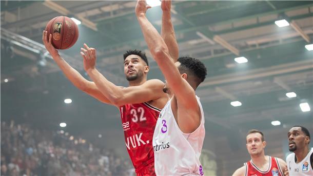 Noah Allen (links) gab in der vergangenen Saison in kurzes Gastspiel beim Erstligisten Baskets Würzburg. Die Eisbären Bremerhaven sind die dritte Station des Amerikaners in Europa.