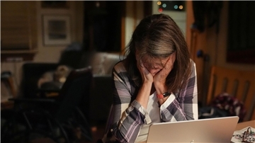 Nobelpreisträgerin Brunkow wird in den USA mitten in der Nacht von Fotografen zuhause überrascht.