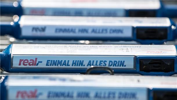 Real Einkaufswägen sind ineinander geschoben. 