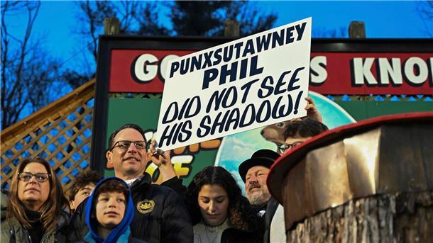 Noch einmal Schwarz auf Weiß: Punxsutawney Phil hat seinen Schatten nicht gesehen.