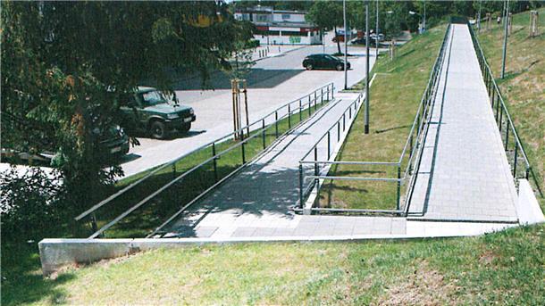Noch gibt es vor dem Regionalen Versorgungszentrum (RVZ) in Nordholz keine Rampe, die Gehbehinderten einen barrierefreien Zugang ermöglicht. So ähnlich wie diese soll sie einmal aussehen.