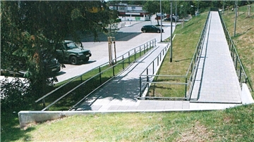 Noch gibt es vor dem Regionalen Versorgungszentrum (RVZ) in Nordholz keine Rampe, die Gehbehinderten einen barrierefreien Zugang ermöglicht. So ähnlich wie diese soll sie einmal aussehen.