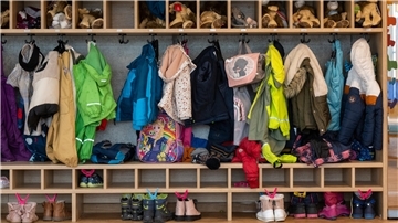 Eine gut gefüllte Garderobe einer Kita. 