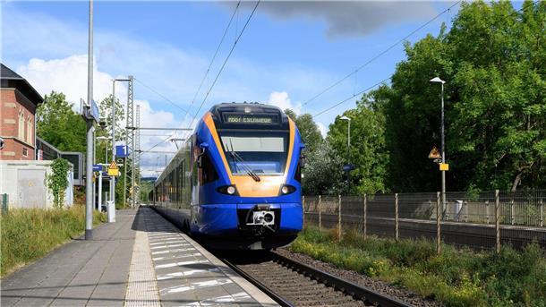 Noch immer ist unklar, warum eine 16-Jährige in Friedland am Bahnsteig starb. Der Bahnhof steht seither im Fokus der Ermittlungen.