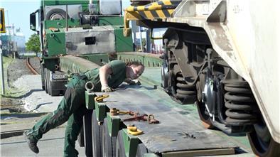 Noch in der Spur? Die Mitarbeiter der Firma Kübler aus Michelfeld in Baden-Württemberg haben jahrelange Erfahrung mit dem Verladen von Schienenfahrzeugen.