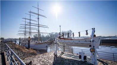 Noch in diesem Jahr soll die „Schulschiff Deutschland“ ihren Liegeplatz in Bremen-Vegesack verlassen und im Neuen Hafen in Bremerhaven festmachen. 