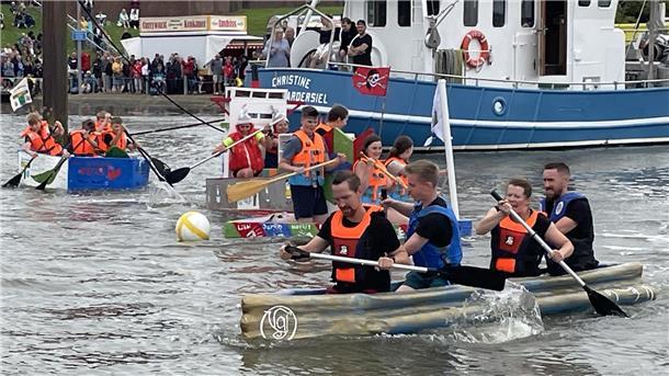 Papierbootregatta im Fedderwarderseler Hafen. Noch ist das Teilnehmerfeld eng beieinander, doch dann fährt die „Versengold“ in dieser Vierer-Gruppe allen davon.