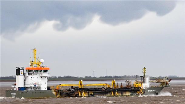 Noch ist die Lage recht entspannt: Auch der Saugbagger "Shoalway" hat keine Probleme auf der Weser.