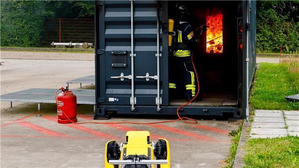 Ein Roboter trainiert für Waldbrände Noch lernt der Roboter, Flammen richtig zu erkennen.