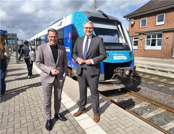 Noch rollte der Zug "nur" Richtung Buxtehude: Die Landräte Marco Prietz (rechts, Rotenburg) und Kai Seefried (Stade) stehen am Bremervörder Bahnhof. Wie das Duo bei einem Pressetermin betonte, ist in den kommenden Jahren mit einer Reaktivierung der Bahnverbindung zwischen Stade und Bremervörde zu rechnen. 