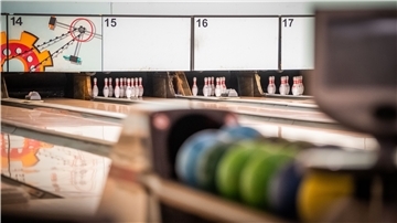 Ein Mann auf einer Bowlingbahn.