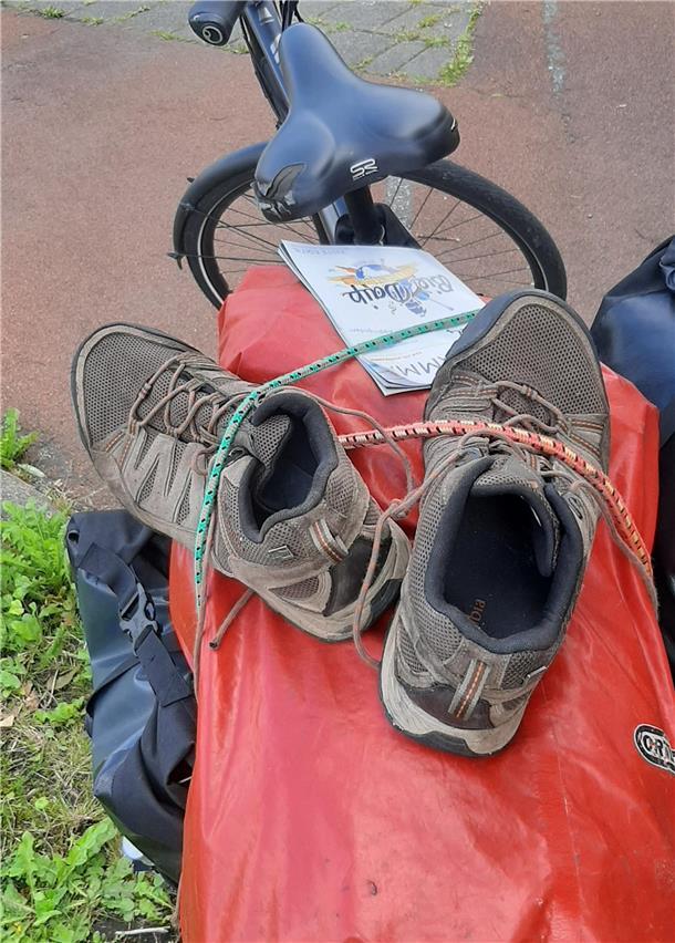 Noch sind die Schuhe auf meinen Gepäckträger gespannt, aber lange halten sie sich dort nicht.