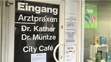 Noch steht der Name des weit über die Cuxhavener Stadtgrenzen bekannten Kardiologen Dr. Müntze an der Tür in der Fleischhut-Passage - der Zettel darunter informiert über die Praxisschließung zum 21. März.