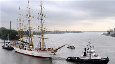 Noch steht die Abreise nach Bremerhaven nicht auf dem Programm. Aber die Chancen, dass die „Schulschiff Deutschland“ eines Tages wie hier auf dem Archivfoto Vegesack in Richtung Seestadt verlässt, sind gestiegen. Bei den Reaktionen der Mitglieder hat sich bislang eine Mehrheit für den Umzug ausgesprochen.