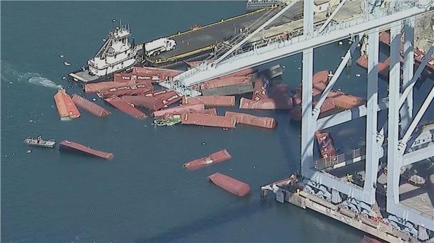 Dutzende Container stürzen von Schiff in den USA Noch steht die Ursache für den Unfall nicht fest. In Medienberichten hieß es, der Frachter habe Schlagseite bekommen.