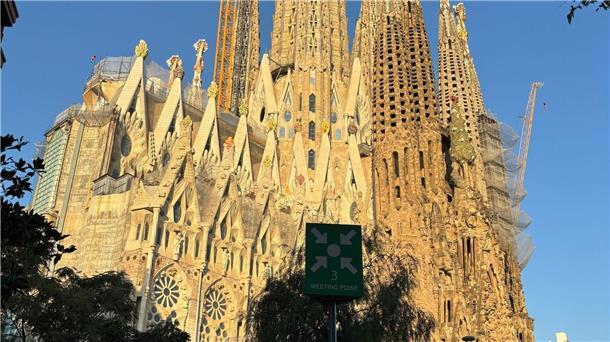 Noch verdecken ein Baugerüst und ein großer gelber Kran die Spitze des Hauptturms der Sagrada Familia.