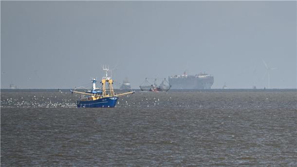 Nach Großfeuer: Beschädigter Frachter im sicheren Hafen Noch weit draußen: der schwer beschädigte Autofrachter „Fremantle Highway“.