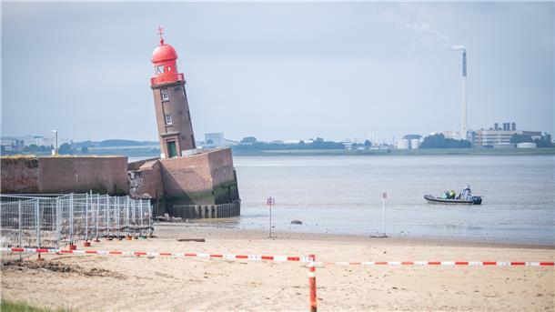 Nordmolenturm: Bremerhavener Wahrzeichen droht umzukippen Noch weiträumiger abgesperrt als vorher: Die abgesackte Nordmole am Donnerstagmorgen.