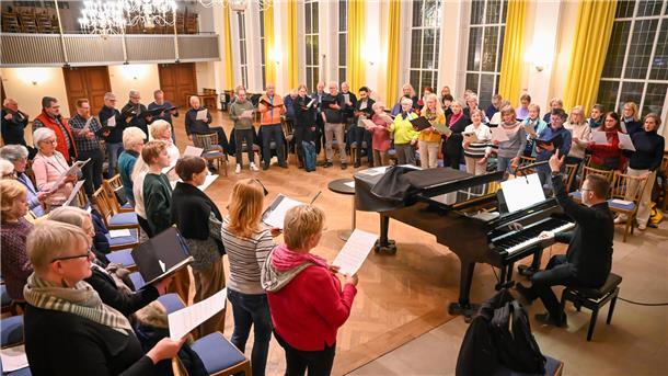 Noch wird im Gemeindesal geprobt: Bremens Landeskirchenmusikdirektor David Schollmeyer führt am 23. März in der "Großen Kirche" in Bremerhaven ein besonderes Passionskonzert auf, Hauptwerk ist eine Bach-Kantate nach Pergolesis Stabat Mater in neuer Fassung für vierstimmigen Chor.
