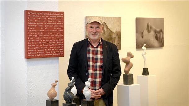 Norbert Diemert zeigt seine Skulpturen in der Galerie 149 in Bremerhaven Norbert Diemert zeigt in der Ausstellung nicht nur Skulpturen, sondern auch Fotoarbeiten, riesige Gesichter von bunten Linien durchzogen.
