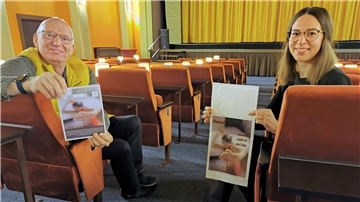 Norbert Ostendorf vom Centraltheater Brake und die Gleichstellungsbeauftragte des Landkreises, Maren Ozanna, werben für den Aktionstag am 25. November.