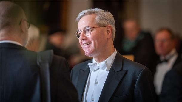 Bremer Schaffermahlzeit mit Protestgetöse und Klebe-Aktivisten Porträt von Norbert Röttgen