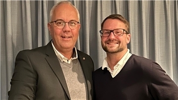 Norbert Wolf (links) ist der neue Präsident des Kiwanis Clubs Oste-Wümme. Er übernahm das Amt von Stephan Enghard.