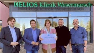 fünf Personen vor einem Gebäude