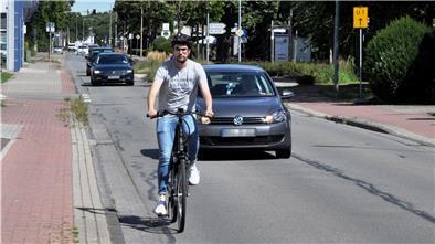 NORD|ERLESEN-Volontär Florian Zinn auf der Atenser Allee in Nordenham: Hier dürfen Radler die Fahrbahn benutzen. Dabei machte unser Mitarbeiter ganz unterschiedliche Erfahrungen.