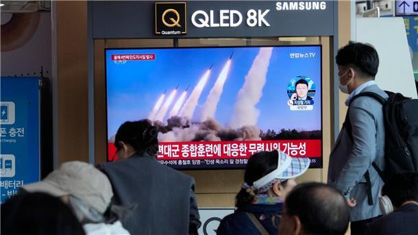 Südkorea: Nordkorea feuert mehrere Raketen ab Nordkorea hat seit Beginn 2022 den Umfang seiner Waffentests einschließlich der Erprobung atomwaffenfähiger Raketen erheblich erhöht.