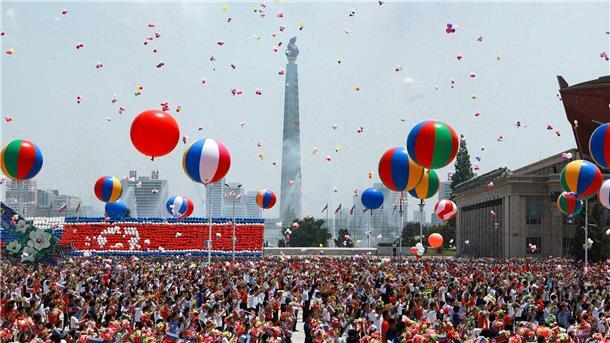 Putin in Nordkorea: Vertrag über strategische Partnerschaft Nordkoreas Bevölkerung nimmt an der offiziellen Begrüßungszeremonie mit Putin und Kim teil.