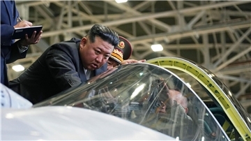 Nordkoreas Machthaber Kim Jong Un betrachtet das Cockpit eines Militärjets.