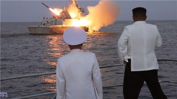 Nordkorea meldet Test von Marschflugkörpern Nordkoreas Machthaber Kim Jong Un (r) bei einem Besuch einer Marine-Einheit und dem Test zum Abschuss von Marschflugkörpern.