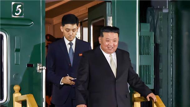 Nordkoreas Staatschef Kim Jong Un steigt aus seinem Zug, nachdem er die Grenze zu Russland in Chassan etwa 127 Kilometer südlich von Wladiwostok überquert hat.