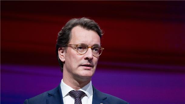 Cem Özdemir spricht mit Bauern in Ellwangen Nordrhein-Westfalens Ministerpräsident Hendrik Wüst schlägt angesichts der anhaltenden Proteste von Landwirten ein Gremium analog zur Kohlekommission vor.