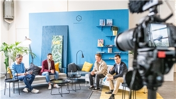 Nordsee-Zeitung-Talk in der Zukunftswerkstatt mit den Fischtown Pinguins. Im Bild (von links): NZ-Sportchef Lars Brockbalz, Eishockyprofi Brandon Maxwell und Ross Mauermann mit NZ-Chefredakteur Christoph Linne.
