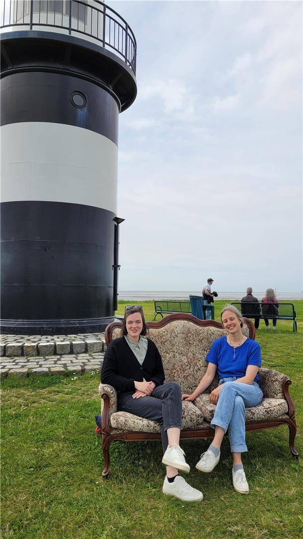 Wurster Nordseeküste: Kultursofa als Treffpunkt für Kreative Normalerweise stehen Saskia Stöwing (links) und Ulla Puckhaber hinter dem Kultursofa Wurster Nordseeküste. Hier haben die beiden Organisatorinnen ausnahmsweise selbst mal Platz genommen.