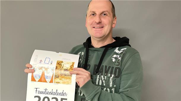 Norman Wendland freut sich über den Familienkalender des Familienbeirats Zeven.