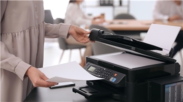 Frau am Drucker