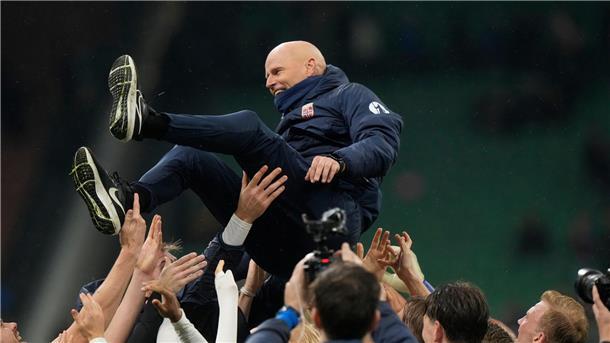 Pfiffe nach Blamage: Italien blüht nächstes WM-Quali-Debakel Norwegens Nationalmannschaft feiert Trainer Stale Solbakken nach dem 4:1 in Italien.