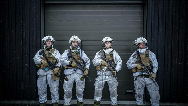 Oslo verschärft Einreiseregeln für russische Bürger Norwegische Grenzsoldaten an einer Grenzstation.
